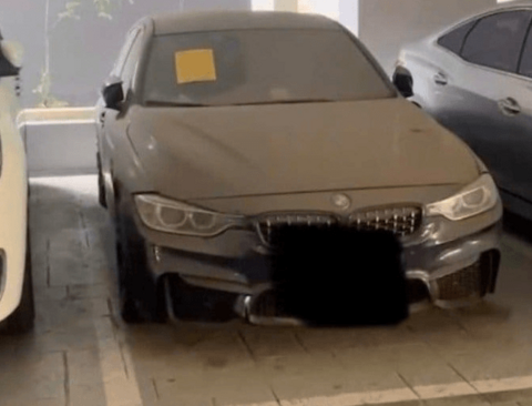 주차장에 반년동안 방치되어 있는 BMW