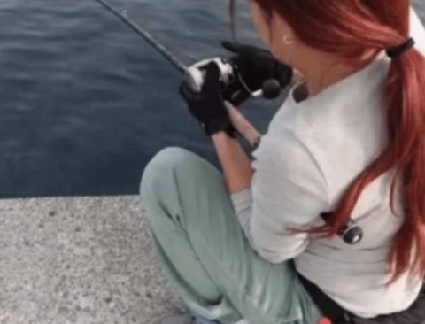 거대 물고기 잡은 일본 낚시 유튜버